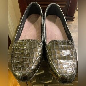 Clarks Everyday Shoes Womens 9.5 Loafers Croc Embossed Patent Leather